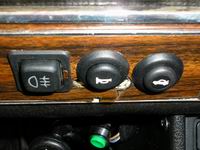 Кнопки. Справо на лево. Кнопка открытия багажника, кнопка открытия лючка бензобака, кнопка включения ПТФ.